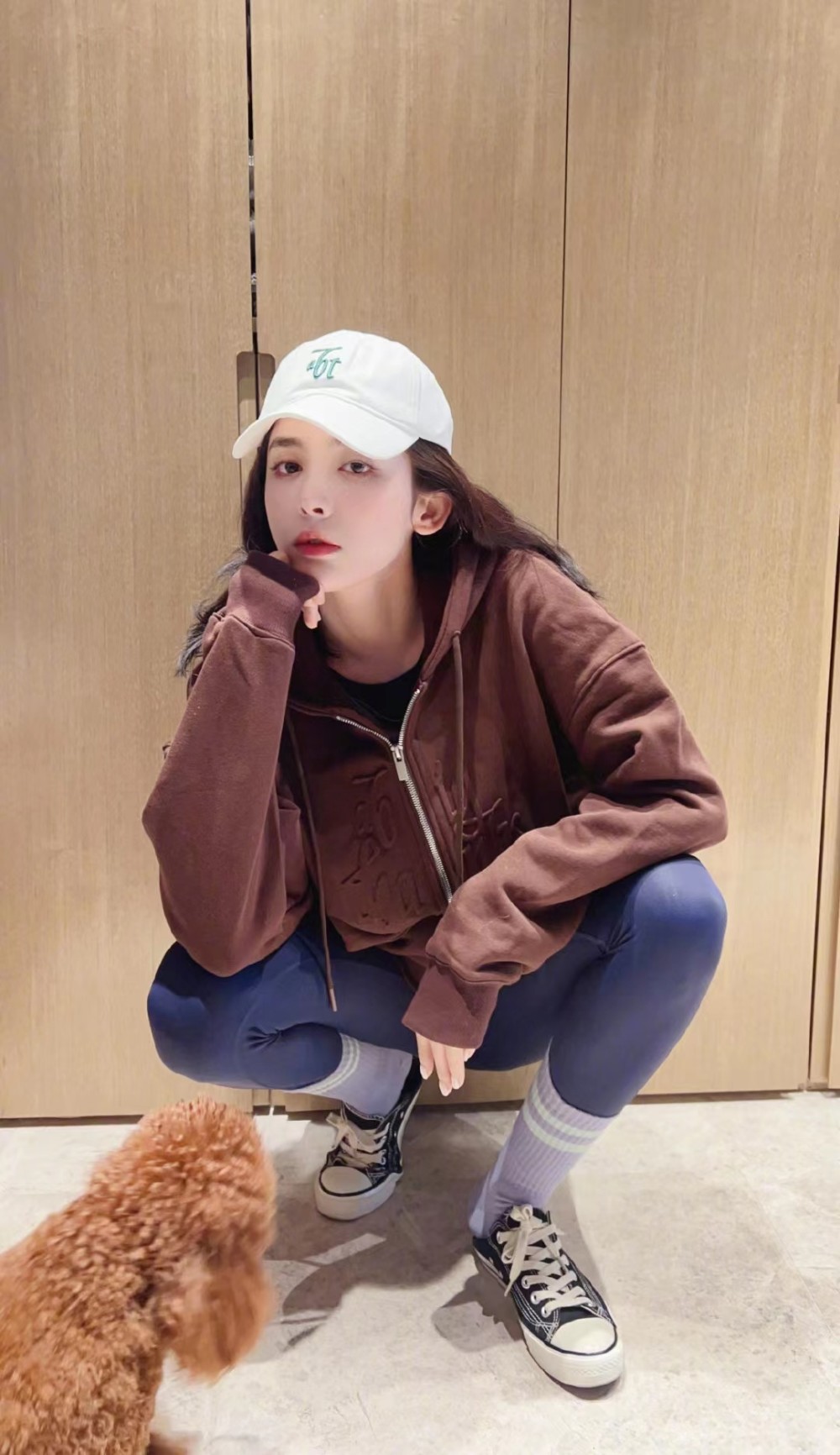 下身古力娜扎选择搭配了一条时下非常流行的鲨鱼裤,上松下紧的穿法