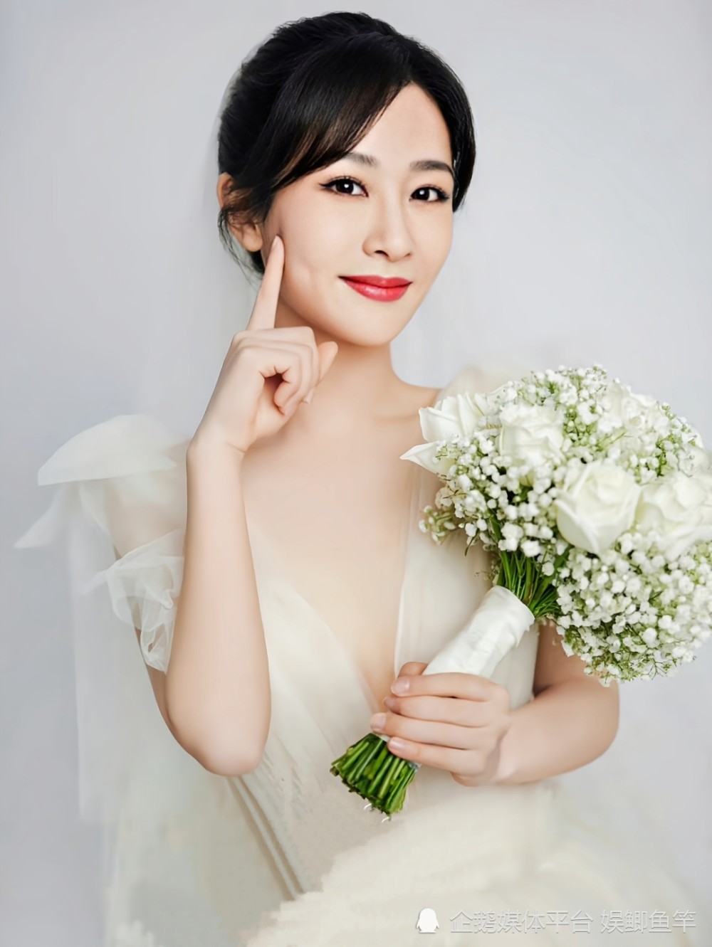 30岁杨紫这么恨嫁?穿上婚纱妥妥最美新娘,捧花要抛给哪位伴娘呀?
