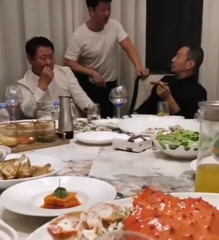 吴京与圈内大佬聚餐,张涵予抽雪茄气场太强,满桌海鲜显奢华_腾讯新闻