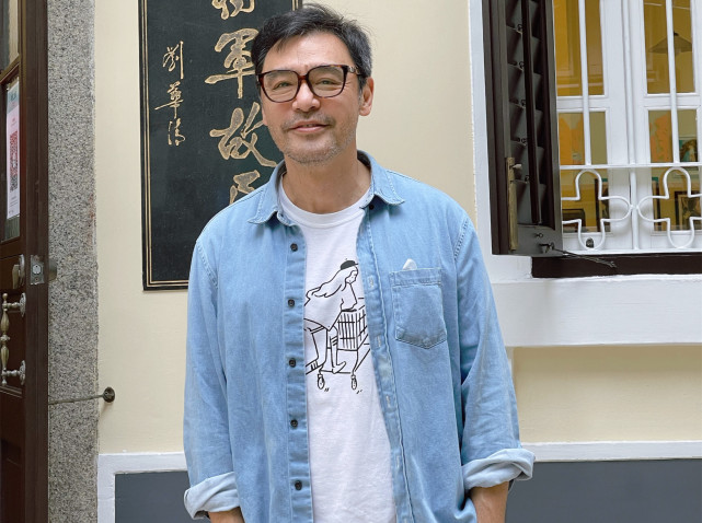 69岁钟镇涛低调现身小餐馆,身家过亿打扮朴素,大口吃快餐接地气
