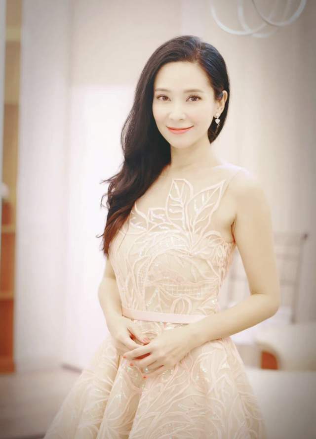 48岁港姐郭羡妮近照曝光法令纹深老态明显远嫁河南农村不后悔