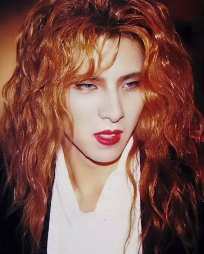 天才歌手yoshi葬礼,"妖男"林佳树痛苦落泪,大16岁前女友送花圈_腾讯