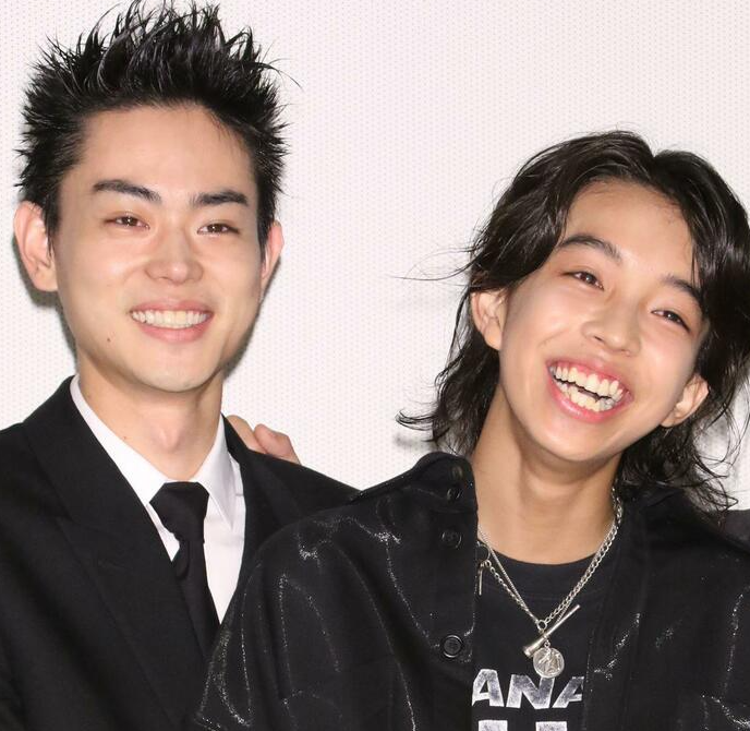 天才歌手yoshi葬礼,"妖男"林佳树痛苦落泪,大16岁前女友送花圈_腾讯