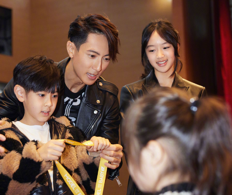 吴尊晒游横店照:黑衣上阵好酷,父子越发相似,neinei腿长身高近父亲