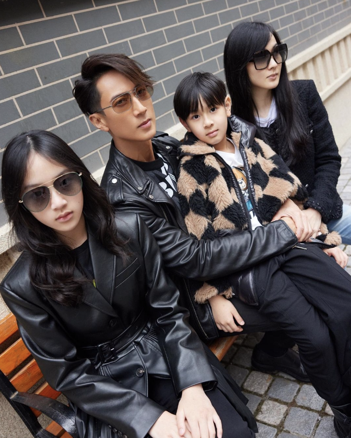 吴尊晒横店写真,一家四口神态高冷像特务,12岁neinei身高直追爸爸