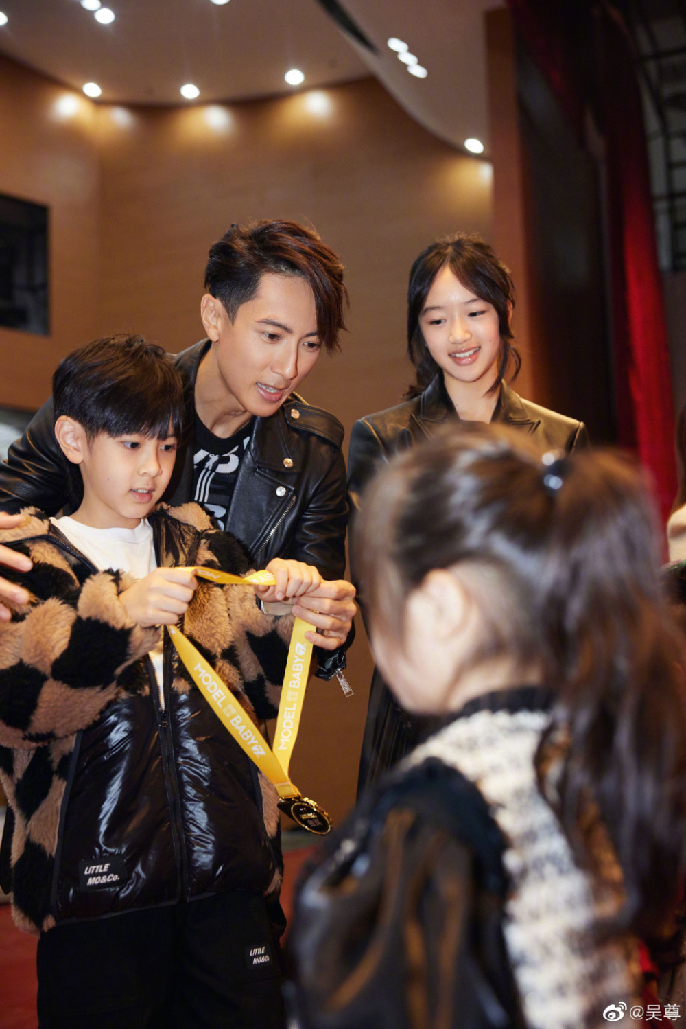 吴尊晒横店写真一家四口神态高冷像特务12岁neinei身高直追爸爸