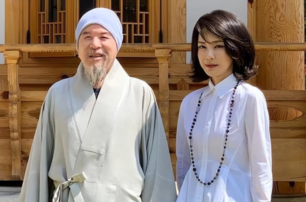 50岁的金建希走清纯路线！一件白衬衫连续穿两次，被赞节俭还减龄_腾讯新闻