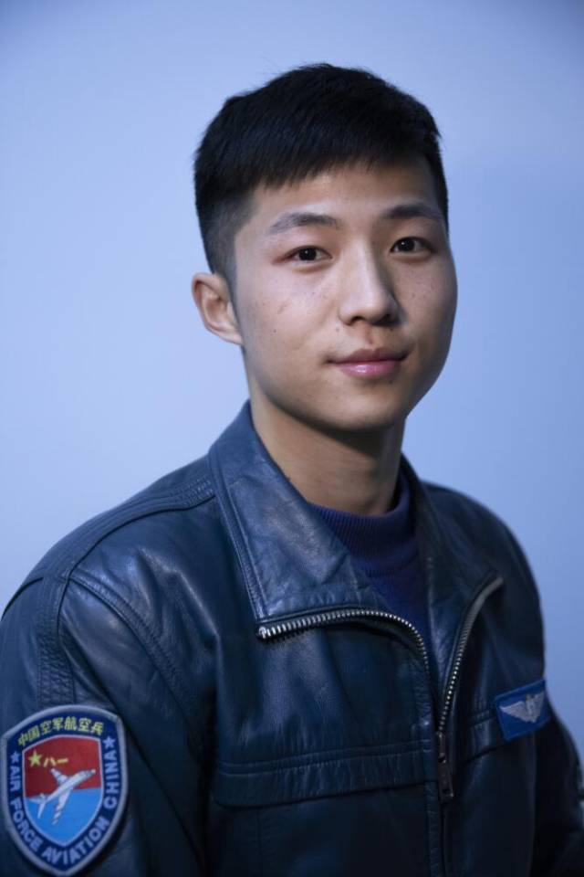 27岁轰-6k机长陈嘉乐走红,曾参加空军金飞镖比武_腾讯新闻