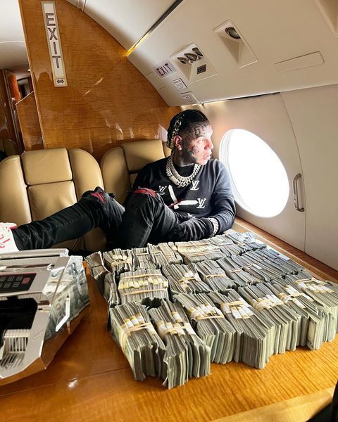 69,本名丹尼尔··赫南德斯),在沉寂了一段时间后,重启了"炫富模式"