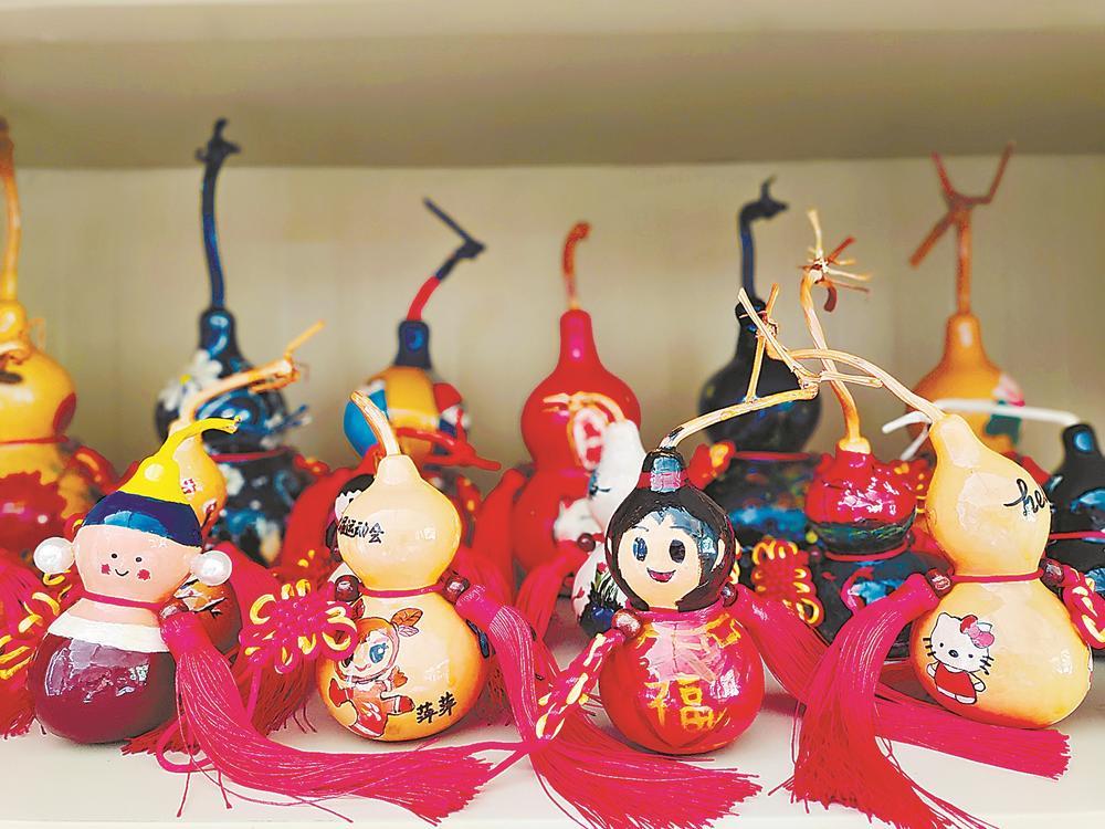 学生们用葫芦创意绘画.