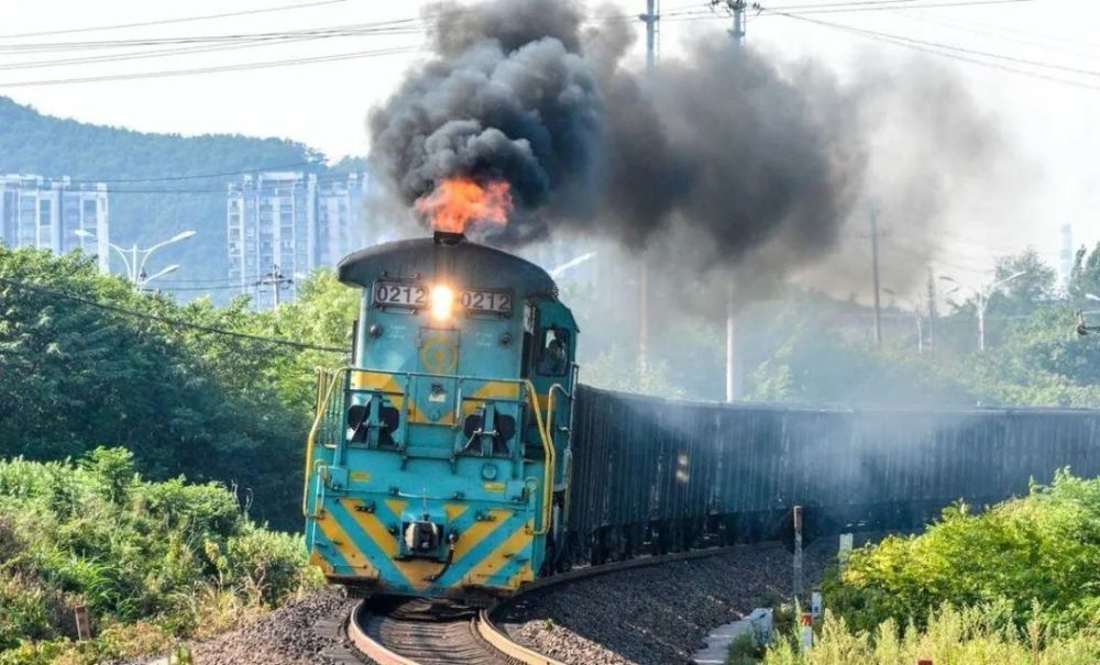 以倒车的方式反"拉"货列的nd5-0212号机车,烟囱喷火也是nd5的"名场面"
