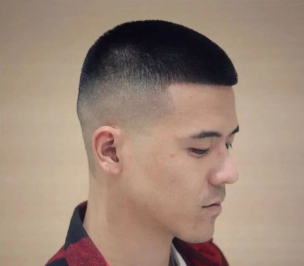 发型干净又利落,洗完头就特别的清爽,不用打理就很有型,颇有些硬汉的