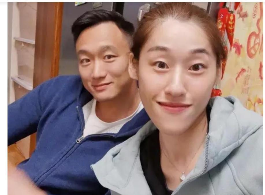 女排福将与丈夫闺蜜同框亮相,已顺利转型成教练_腾讯新闻