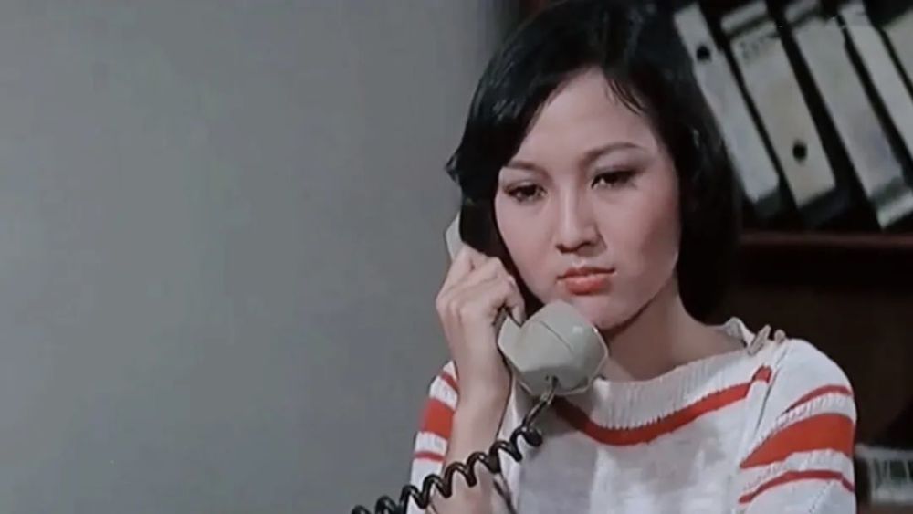 赵雅芝与许冠杰,许冠英,吴耀汉等明星联合出演了喜剧电影 《半斤八两