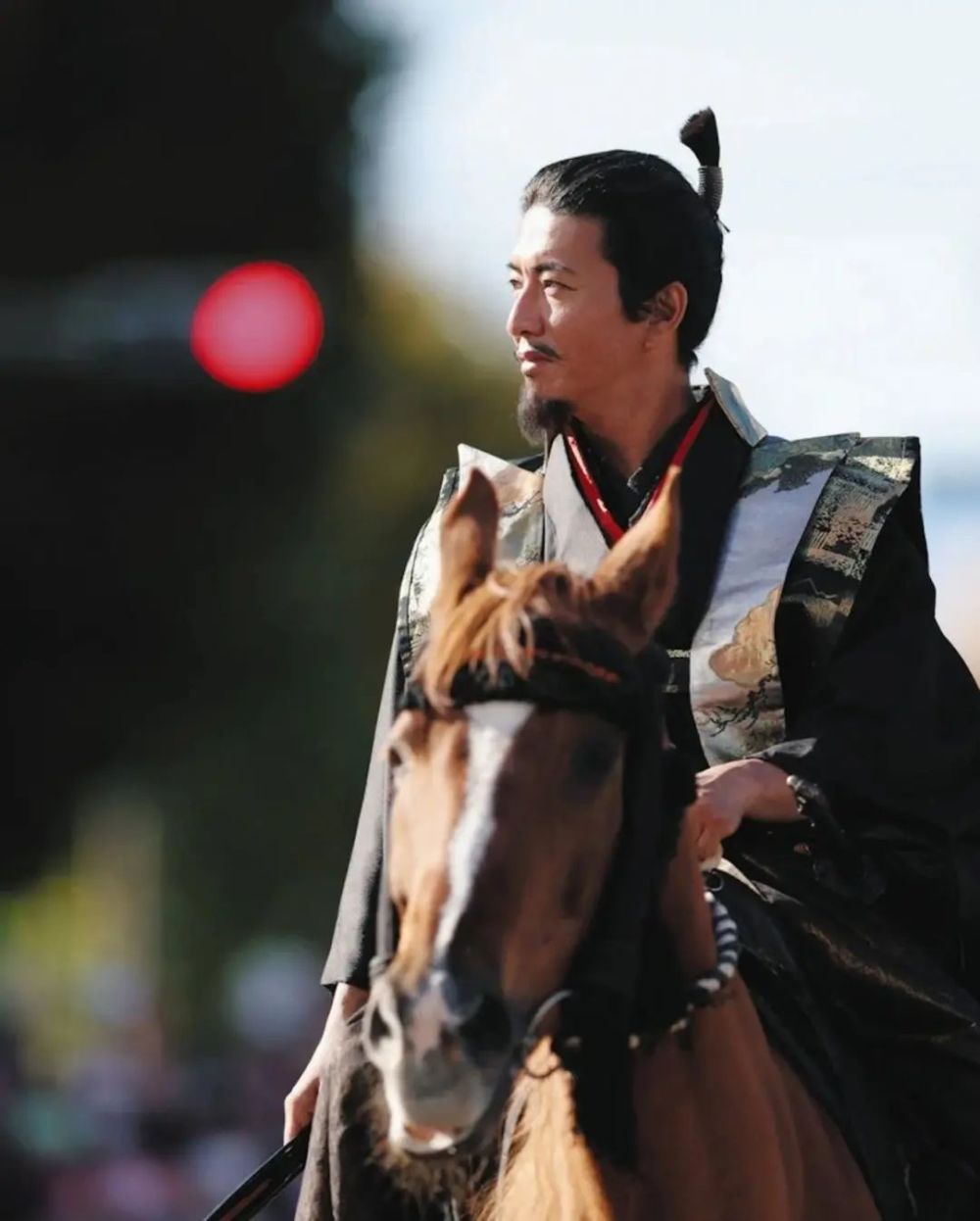 50岁的他骑马巡游，90万人申请去现场一睹风采李长萍最新消息