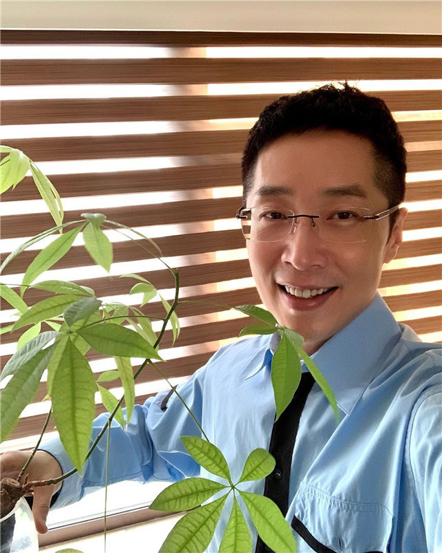 演员马浚伟改行当香港公务员,开心发文报喜讯,掌控一亿资金审批