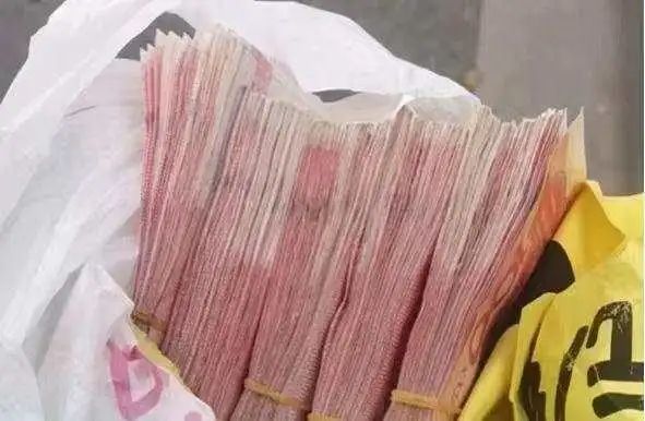 诚信嘉兴环卫工人捡到4万多元现金归还失主