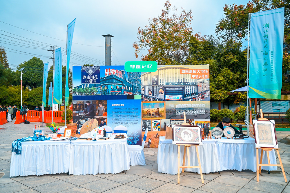 此外,雨花区的特色旅游景区,重点文旅项目企业在开幕式现场布置了别具