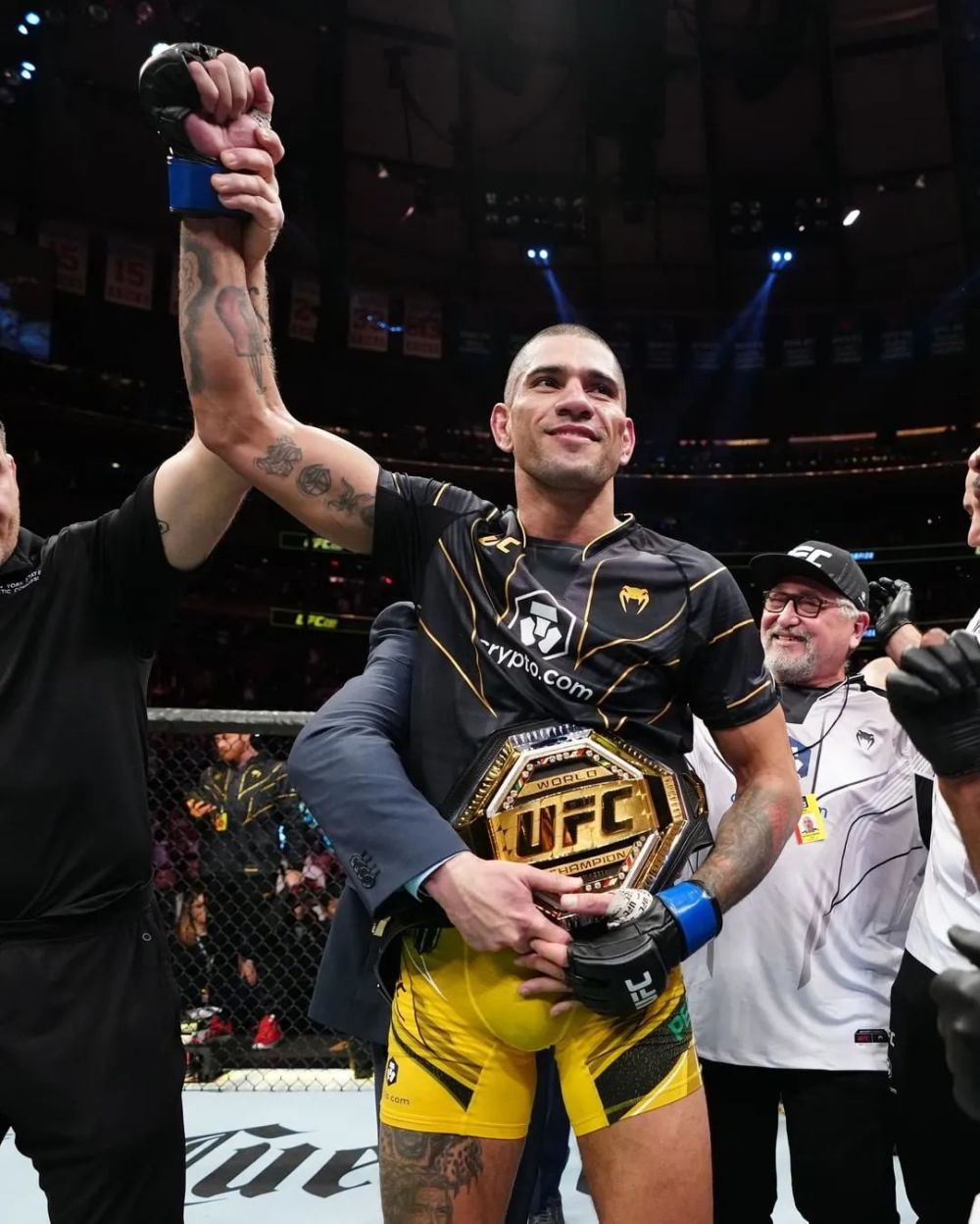 因此在第五回合开始前,佩雷拉场边团队的成员之一,前ufc轻重量级冠军