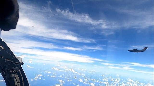 解放军演练超低空突防，战机在山谷间毙“敌”，飞行员连轴转王源参加联合国大会