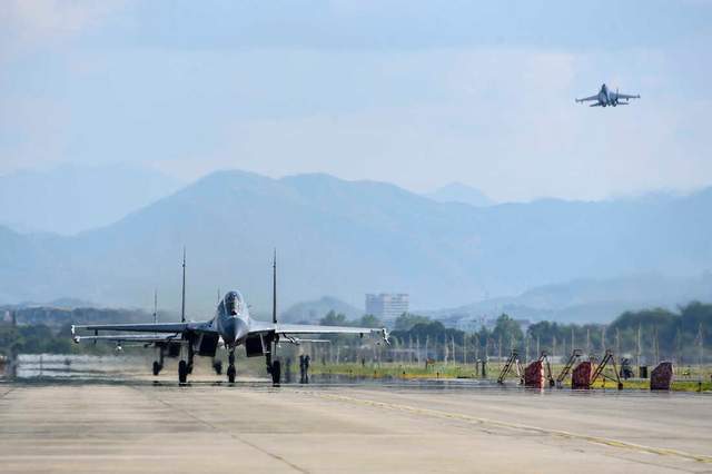 解放军演练超低空突防，战机在山谷间毙“敌”，飞行员连轴转王源参加联合国大会