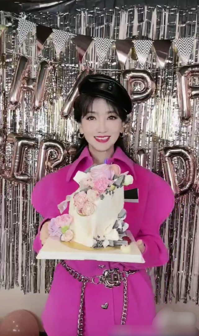 赵雅芝69岁生日,穿粉色衣服黑丝袜超年轻,儿子亲吻脸颊好温馨