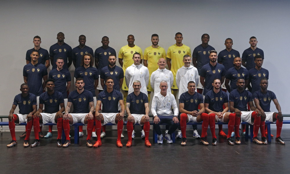 法国队世界杯官方照片拍摄花絮!姆巴佩,格子c位,本泽马站在第二排