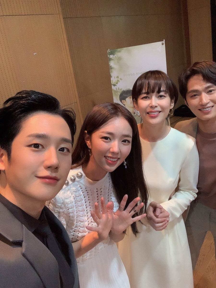 蔡秀彬晒照公开近况,可爱优雅的短发造型好似漫画中走出的少女!