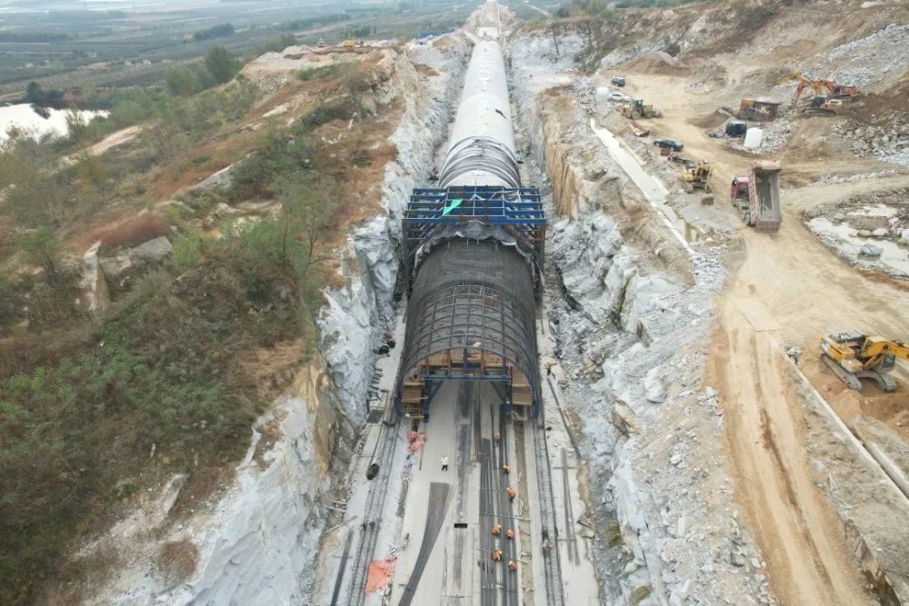 全长498米莱荣高铁全线最长明挖隧道贯通