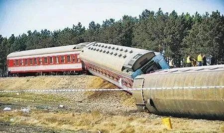 事故颠覆现场2事故颠覆现场13时16分50秒,位于df4d-0481号本务机车