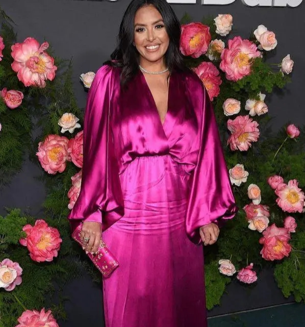 瓦妮莎盛装出席活动,贵妇气质碾压身旁的卡戴珊