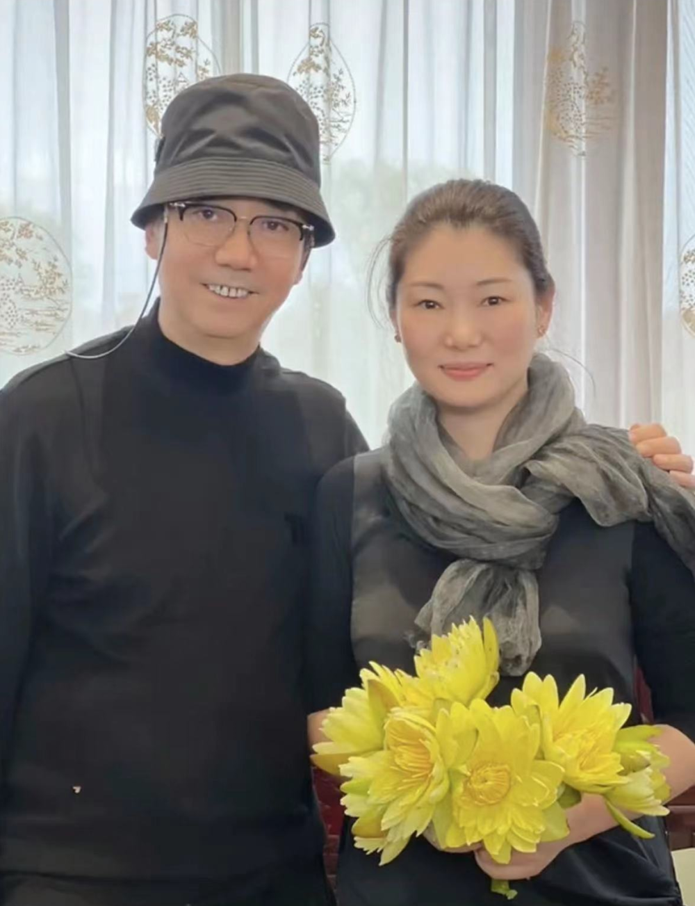 范明陪大6岁富婆妻子出游女方一身名牌显贵气带娃改嫁很幸福