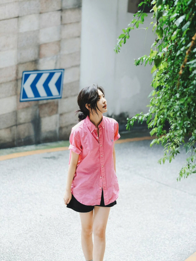 章若楠真是美到骨子里去了,粉色衬衫配牛仔短裤清新减龄,俏皮可爱(图1