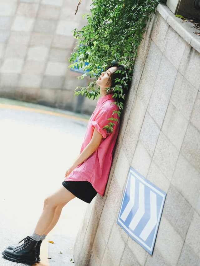 章若楠真是美到骨子里去了,粉色衬衫配牛仔短裤清新减龄,俏皮可爱(图6