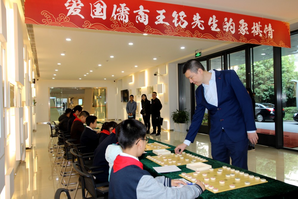 棋院实验小学师生参观纪念展随着纪念王铭先生上海·宁波象棋友谊赛在