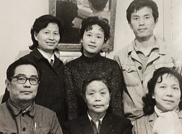 在央视举办第1届中国金唱片奖颁奖典礼上,刘淑芳和梅兰芳,侯宝林