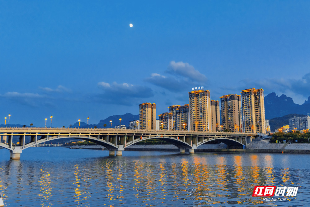 明月当空,观音大桥上亮起的路灯倒影在澧水河中.澧水河岸.