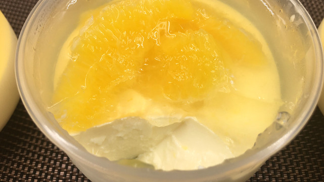 香橙牛奶布丁,口感q弹嫩滑,橙香清新,奶香浓郁.