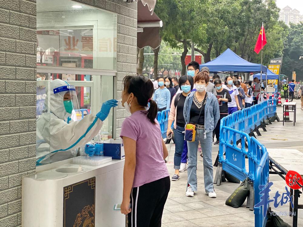 图集广州荔湾开展核酸检测应检尽检街坊赶早有序排队