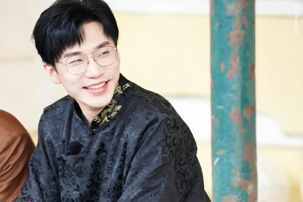 王鸥何九华疑似同居男方逛街后开车去女方家中姐弟恋好甜