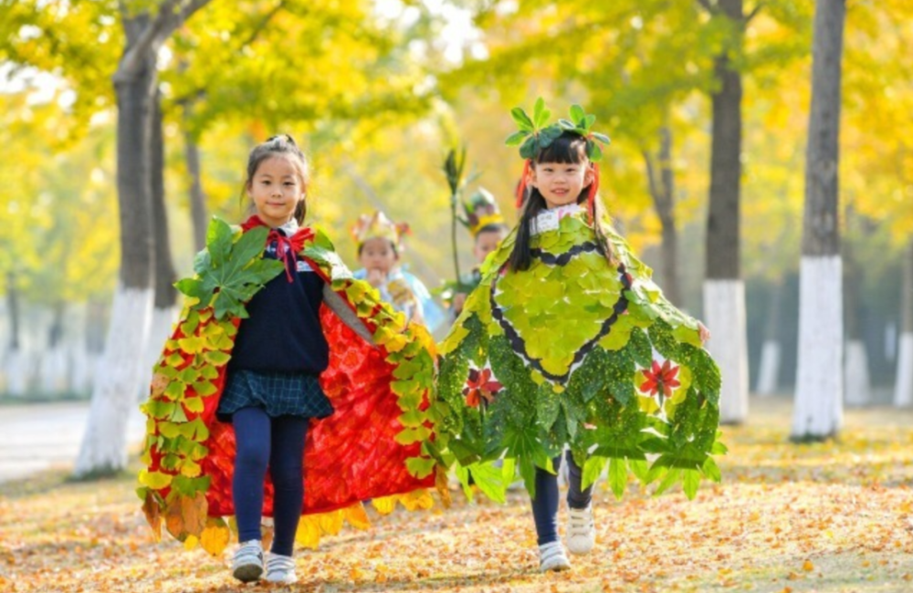 发箍等服装装饰,捡拾落叶,制作成环保树叶披风,实验幼儿园的孩子们