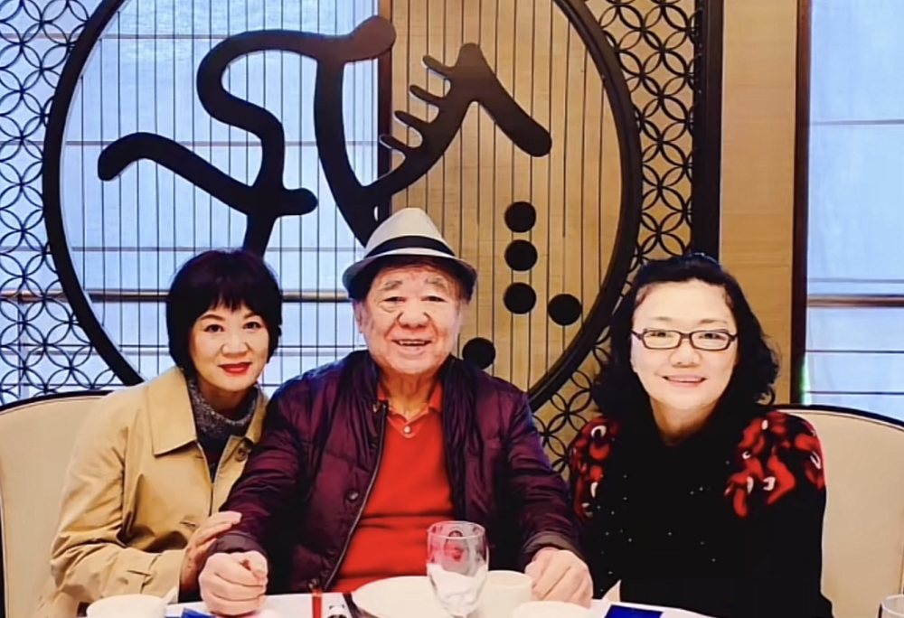 学生悼念金铁霖,公开他与小18岁妻子最后合影,面露笑容夫妻恩爱