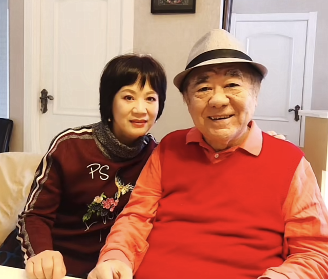 学生悼念金铁霖,公开他与小18岁妻子最后合影,面露笑容夫妻恩爱_腾讯