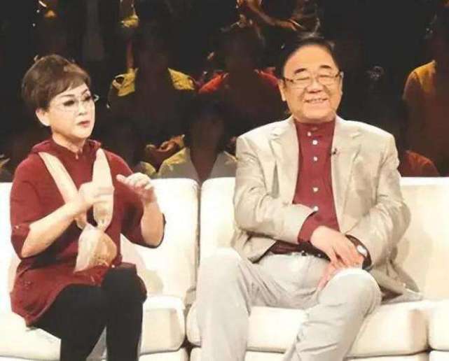 学生悼念金铁霖,公开他与小18岁妻子最后合影,面露笑容夫妻恩爱