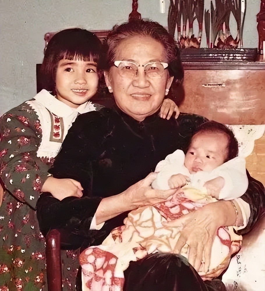 祖父是"**电影之父"黎民伟,祖母是香港**代电影明星林楚楚