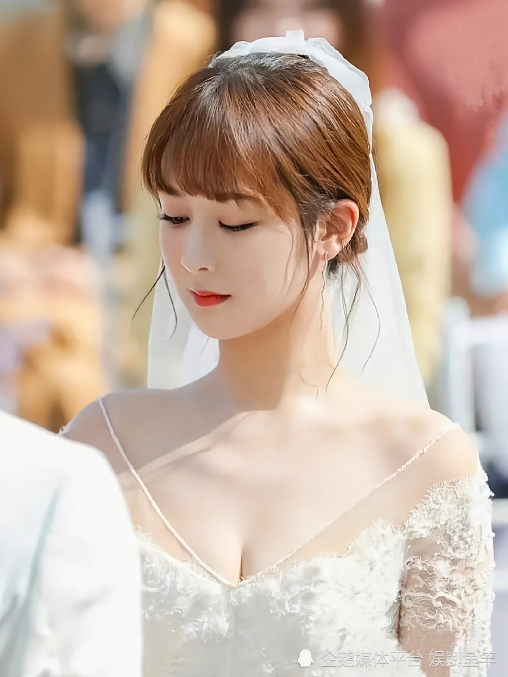 杨紫这是要结婚了么身穿婚纱似少女让人想拍彩虹屁