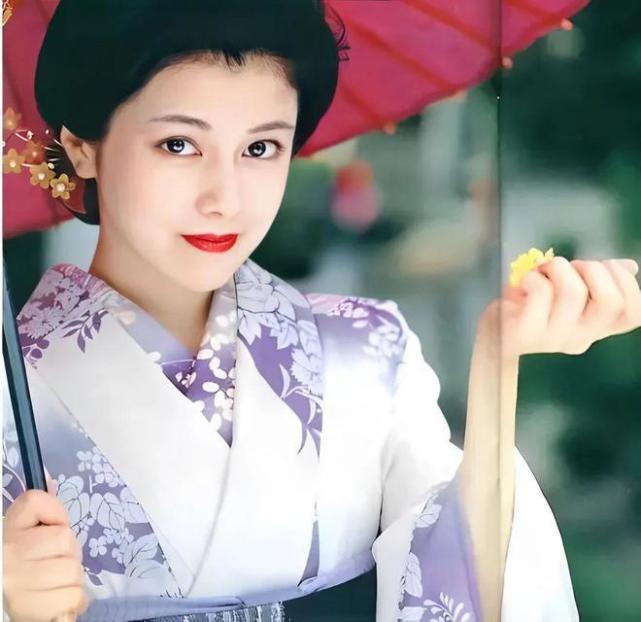 第一届就选出这样一个绝世美女,东宝株式会社是有点运气在身上的.