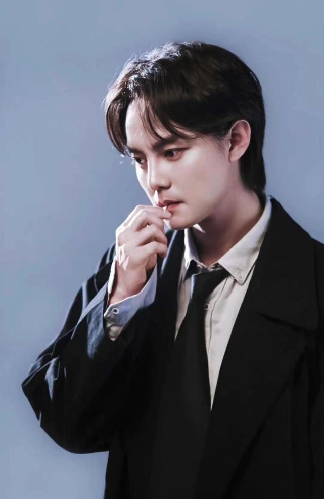 35岁男演员尹正吃减脂餐,素颜出镜发际线后移,引粉丝调侃_腾讯新闻