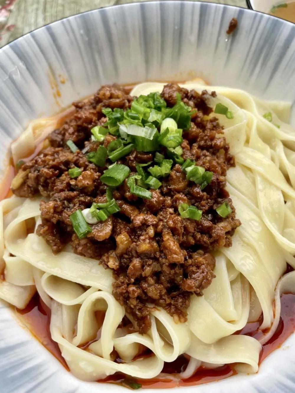 成都"重口味"素椒宽面,只卖5点到10点,吃一回就爱上,太过瘾_腾讯新闻