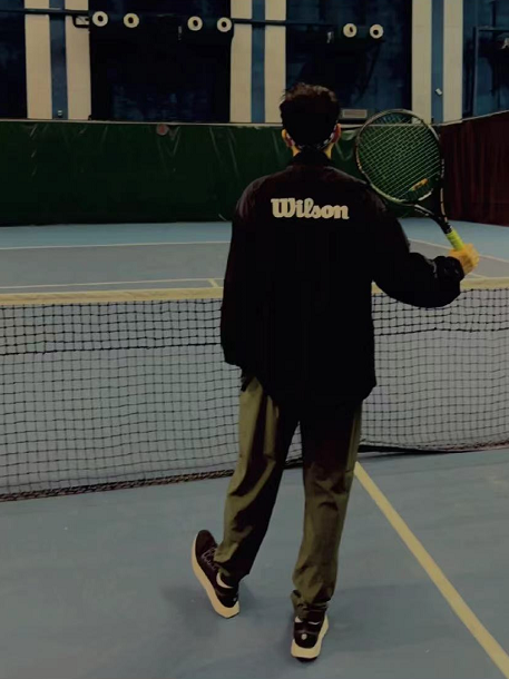 杜海涛晒沈梦辰视角打网球照,背影瘦瘦高高好有少年感,像变了个人